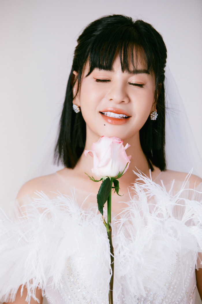 Cát Phượng rạng rỡ trong bộ ảnh cưới, thân mật với người đàn ông trẻ tuổi hậu chia tay Ảnh 2