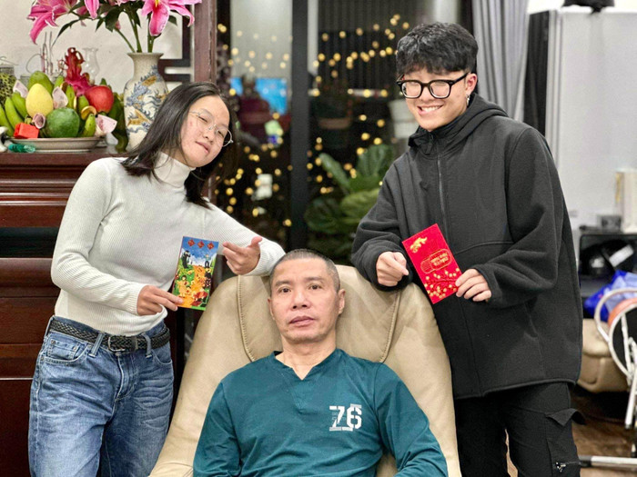 Trong quá trình đối mặt với bệnh tật, Công Lý vẫn có sự quan tâm, đồng hành của vợ và 2 con. 