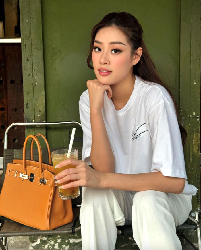 Trong hình ảnh gần nhất, Hoa hậu Khánh Vân xuống phố với outfit trắng đơn giản nhưng không kém phần năng động. Để tăng thêm độ 'chanh xả', nàng hậu còn phối cùng mẫu túi xách dòng Birkin đến từ 'nhà mốt' đình đám của Pháp. Theo một số tín đồ chuyên săn hàng hiệu, thiết kế này thường được bán với mức giá khoảng 17.000 USD tuỳ theo màu sắc và chất liệu da. Hoa hậu Khánh Vân được cho đã chi hơn 400 triệu đồng.