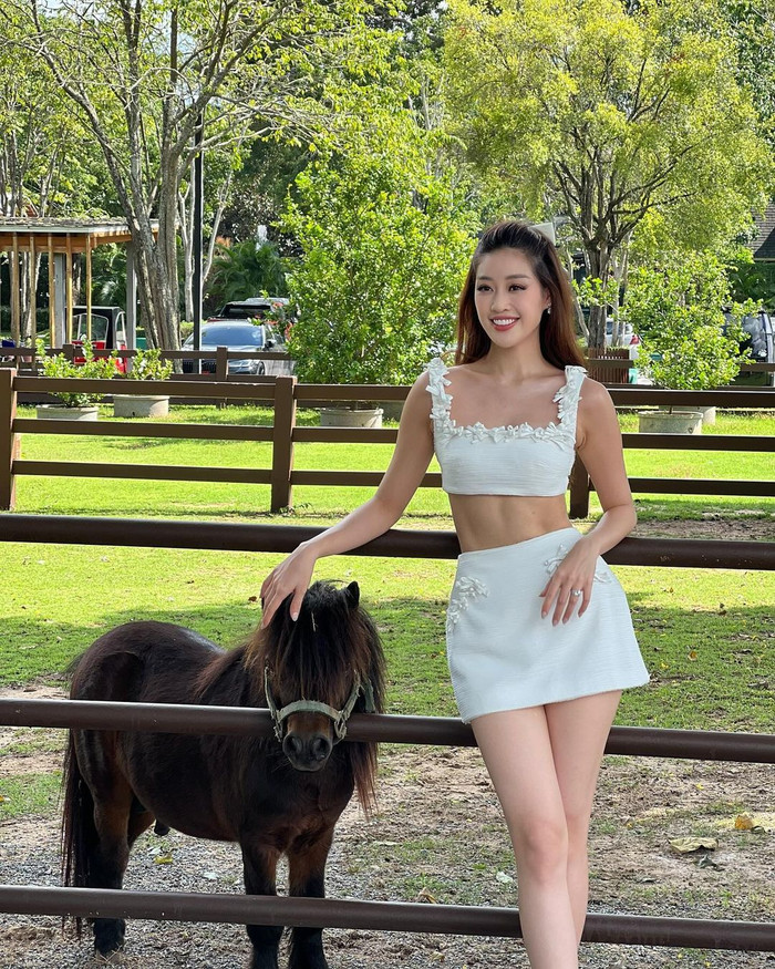 Thời gian qua, Hoa hậu Khánh Vân dành phần lớn thời gian để vi vu đây đó. Trong mỗi lần xuất hiện, nàng hậu lại ghi điểm với nhan sắc ngày càng thăng hạng cùng gu thời trang trẻ trung, khoẻ khoắn tôn trọn những ưu điểm về hình thể như đôi chân dài nuột nà cùng vòng eo nhỏ xíu, săn chắc.