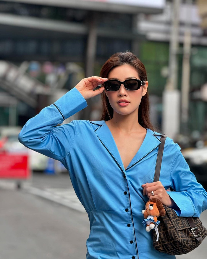 Bộ sưu tập túi hiệu của Hoa hậu Khánh Vân còn có sự góp mặt của mẫu túi màu nâu đến từ nước Ý. Thiết kế này được bán với mức giá 1078 USD (hơn 26 triệu đồng). Nàng hậu khéo léo kết hợp thêm những chiếc charm đính túi xách với hình dáng thú bông nhằm tăng thêm phần thời thượng, cá tính.