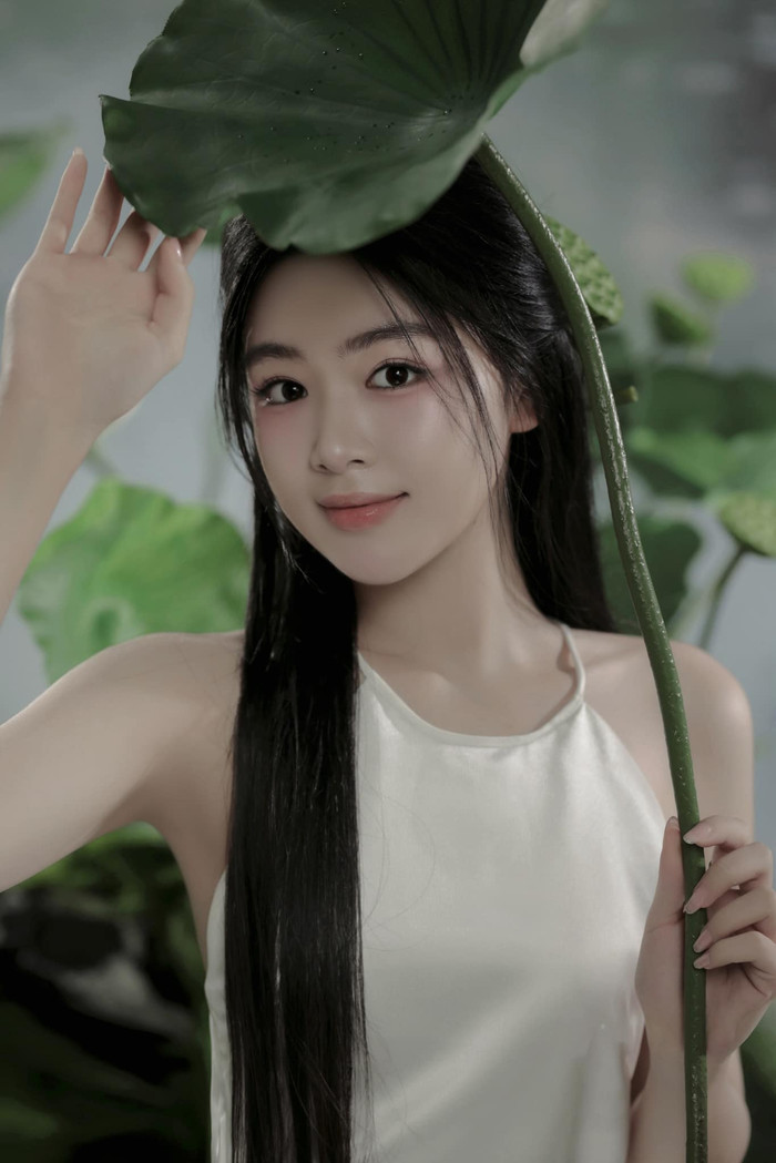 Vẫn như những bộ hình ảnh, ở bộ ảnh lần này, con gái Quyên Linh vẫn gây thương nhớ với vẻ đẹp trong trẻo, ngọt ngào và dịu dàng. Tuy nhiên, khác biệt lần này là con gái Quyền Linh ăn diện có phần quyến rũ, cô diện chiếc áo yếm mỏng manh làm lộ nhiều phần da thịt trên cơ thể.