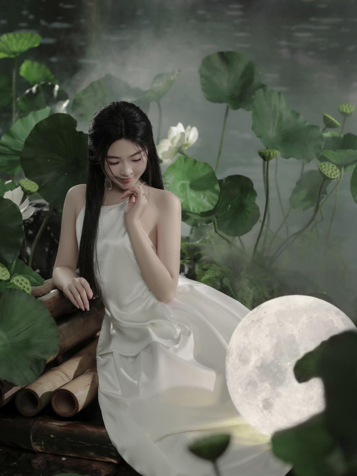 Không chỉ có ngoại hình ấn tượng, Mai Thảo Linh còn ghi điểm với khả năng tạo dáng chuyên nghiệp. Các bức ảnh cho thấy cô biết cách khai thác góc đẹp nhất của mình, từ cách thả lỏng vai, nghiêng nhẹ lưng cho đến ánh mắt hướng về phía xa xăm, tất cả đều rất tự nhiên và cuốn hút.