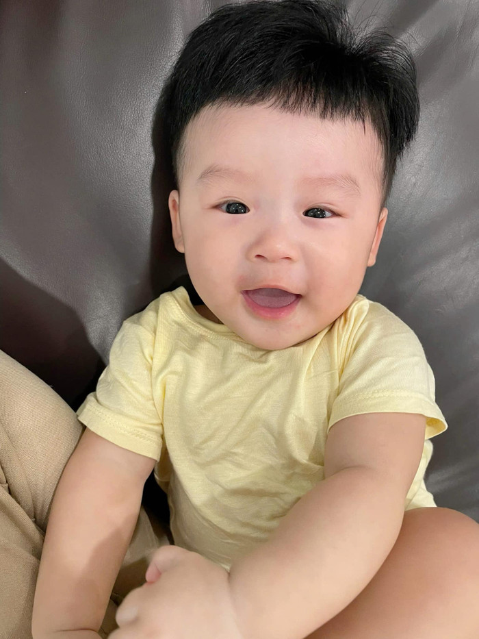Cậu bé Ijun sau khi được mẹ 'khắc phục hậu quả'.