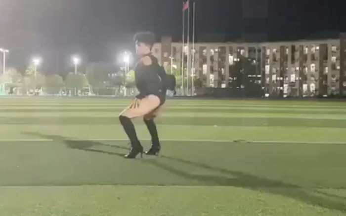 Nam sinh diện đồ nữ nhảy múa phản cảm giữa sân trường, nhà trường lập tức kỷ luật Ảnh 2