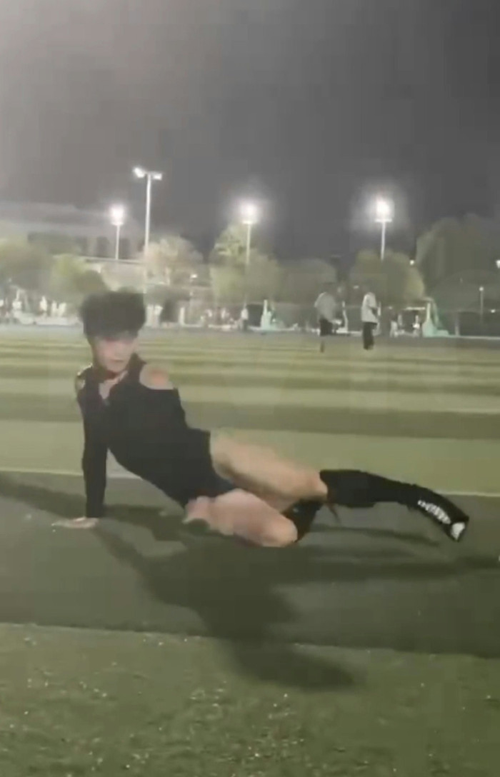 Nam sinh diện đồ nữ nhảy múa phản cảm giữa sân trường, nhà trường lập tức kỷ luật Ảnh 2