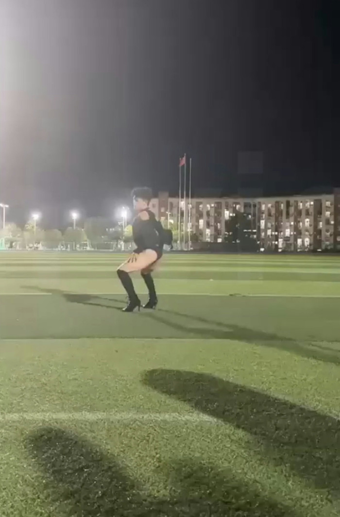 Nam sinh diện đồ nữ nhảy múa phản cảm giữa sân trường, nhà trường lập tức kỷ luật Ảnh 1