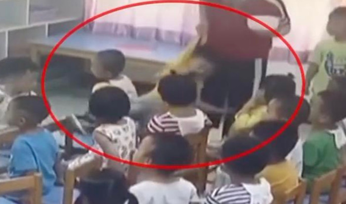 Khoảnh khắc cô giáo túm áo đứa trẻ được camera ghi lại. Ảnh: Sina