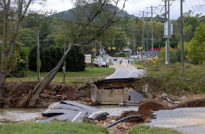 Một cây cầu tại Black Mountain, Bắc Carolina bị nước lũ cuốn trôi
