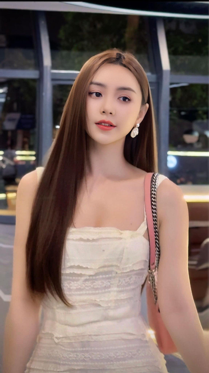 Quỳnh Kool xuống phố, khỏe vẻ ngoài xinh đẹp. 