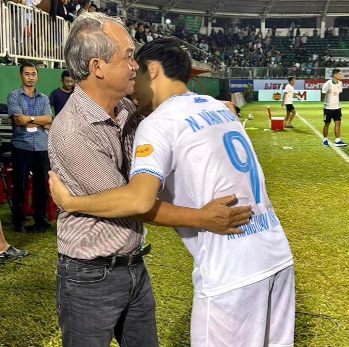 Bầu Đức đi tìm các con đến hai lần trong ngày CLB HAGL giữ đỉnh V.League. Ảnh: Hữu Dũng