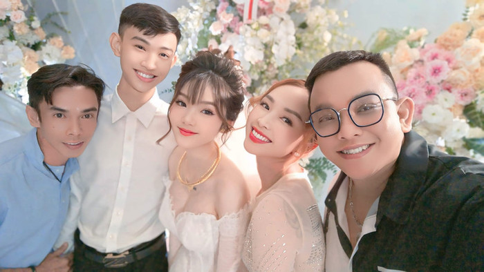 Chị Ái Vi cùng con gái, con rể và quan khách