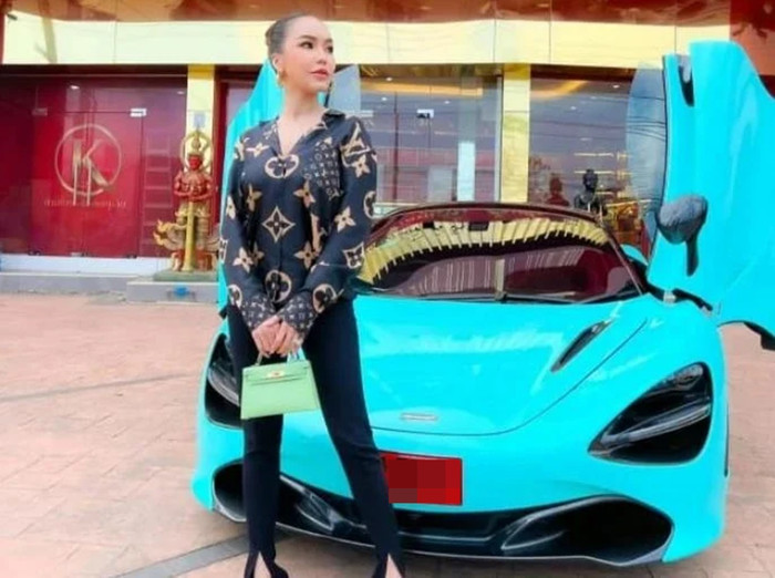 Mae Tuk là nữ doanh nhân giàu có tại Thái Lan, thường xuyên khoe cuộc sống sang chảnh.