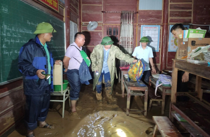 Lãnh đạo huyện Tương Dương kiểm tra hiện trường lũ ống, lũ quét vào phòng học của Trường Phổ thông dân tộc bán trú, Tiểu học Lượng Minh, ở bản Minh Tiến (Ảnh: Lô Dương).