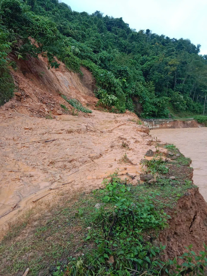 Tuyến đường vào 4 bản vùng trong xã Lượng Minh, huyện Tương Dương bị đất đá sạt lở chắn ngang, không thể đi lại.