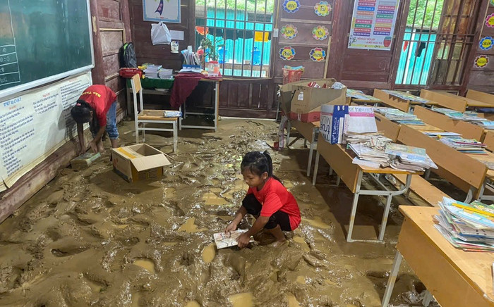 Lũ ống bất ngờ trong đêm ở Nghệ An, bản làng ngập sâu hơn 1 mét Ảnh 2