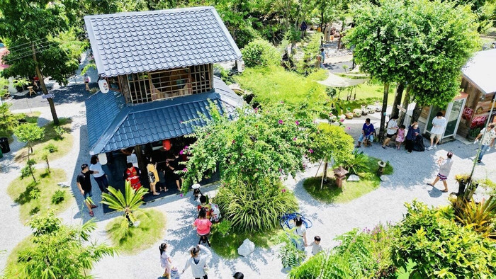 Quán cà phê mở trong nghĩa trang hút khách nườm nượp Ảnh 1