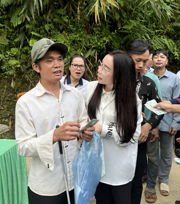 Nữ doanh nhân trực tiếp đến vùng núi giúp đỡ người khó khăn.