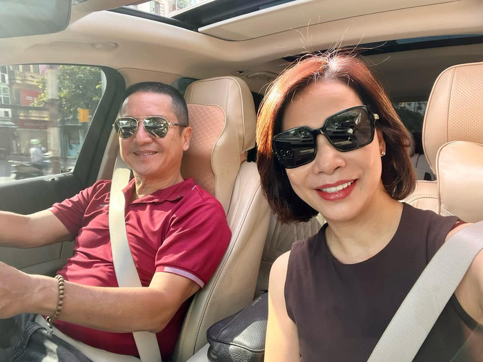 Bạn gái NSƯT Chí Trung cho biết nam nghệ sĩ có tính hài hước, duyên dáng nên mối quan hệ nhẹ nhàng, lạc quan.