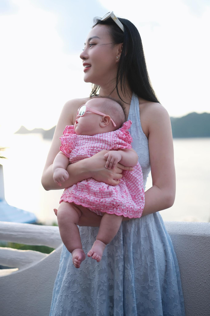 Phương Oanh chăm con cực khéo. Ảnh: FBNV