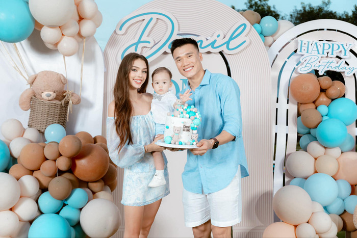 Tổ ấm hạnh phúc của thủ môn Bùi Tiến Dũng bên cạnh vợ và con trai. 