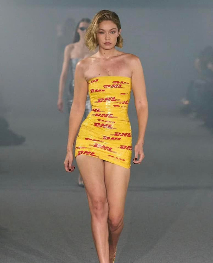 'Thiên thần nội y' Gigi Hadid xuất hiện ấn tượng trên sàn diễn với mẫu váy quây từ băng dính.