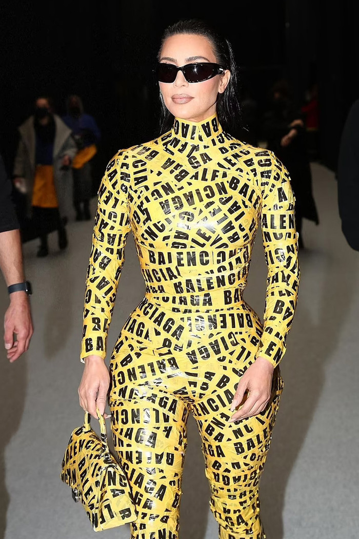 Kim Kardashian từng diện trang phục quấn băng dính từ cổ đến chân.