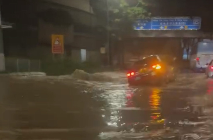 Xe hơi rơi vào hố nước sâu 6m trên đường, tài xế lo lắng một thứ còn mắc kẹt trên xe Ảnh 2