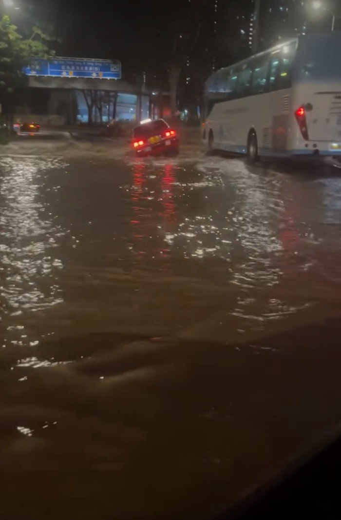 Xe hơi rơi vào hố nước sâu 6m trên đường, tài xế lo lắng một thứ còn mắc kẹt trên xe Ảnh 1