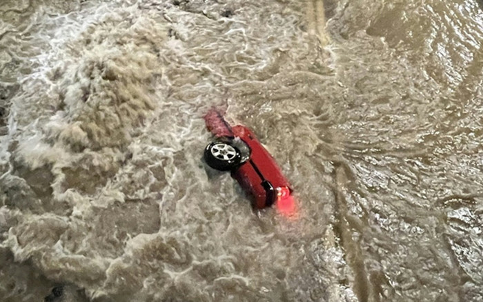 Xe hơi rơi vào hố nước sâu 6m trên đường, tài xế lo lắng một thứ còn mắc kẹt trên xe Ảnh 2