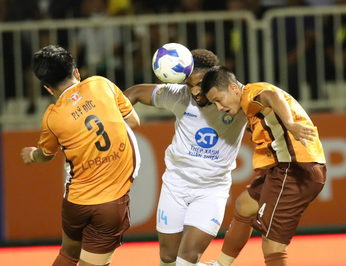 Thật sự phải kinh ngạc trước màn trình diễn của trung vệ trẻ Phạm Lý Đức - cầu thủ được ví như Quế Ngọc Hải trong màu áo CLB HAGL. Ảnh: VPF