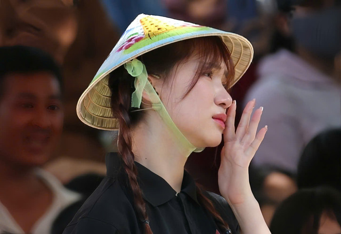 Hoà Minzy chăm chỉ làm từ thiện, hành động nhân văn của cô khiến nhiều người nể phục.