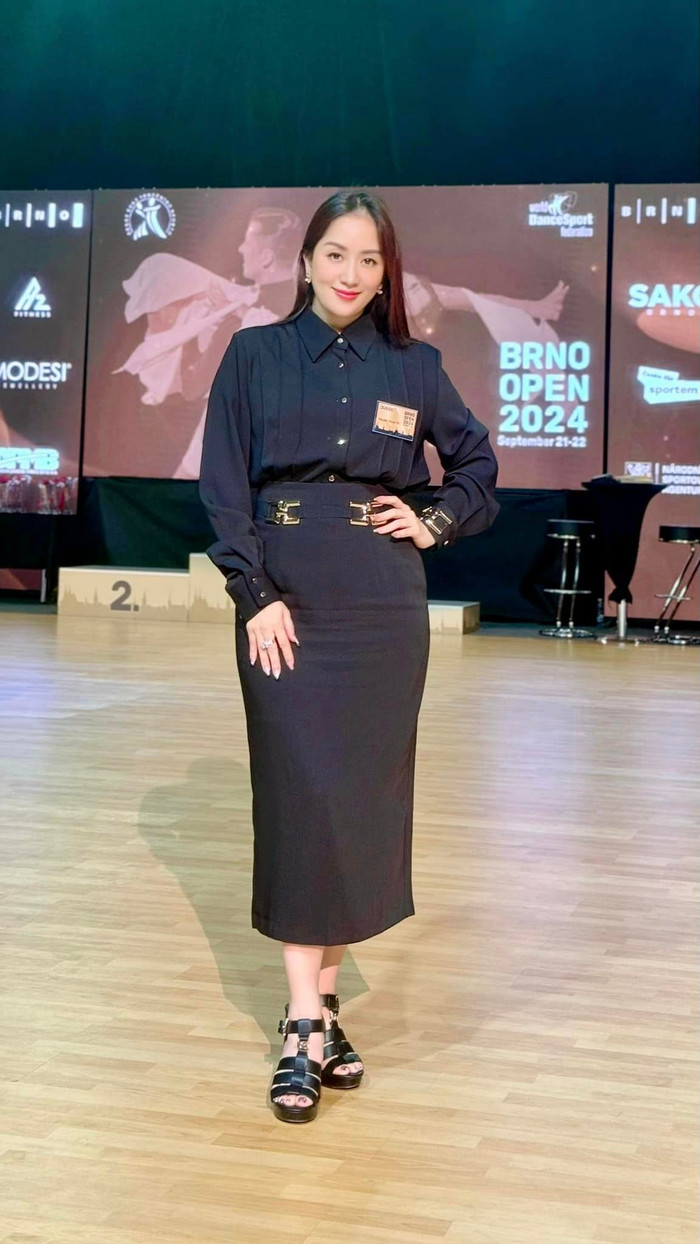 Nữ hoàng dancesport Khánh Thi đã trở thành người Việt Nam đầu tiên là trọng tài quốc tế của Liên đoàn khiêu vũ thể thao thế giới