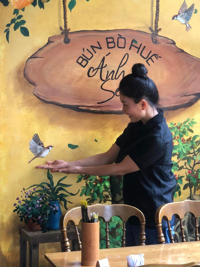 Ngoài hoạt động nghệ thuật, hiện Nguyệt Ánh còn kinh doanh mảng ẩm thực, mở 2 nhà hàng.