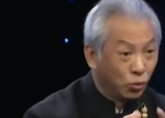 Chuyên gia thẩm định giải thích về đôi bông tai vàng.