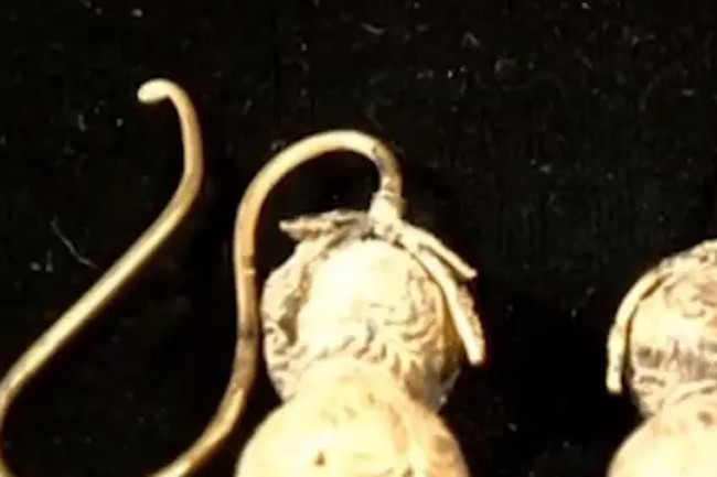 Cô gái đem đôi bông tai vàng bà ngoại tặng làm của hồi môn đi thẩm định.