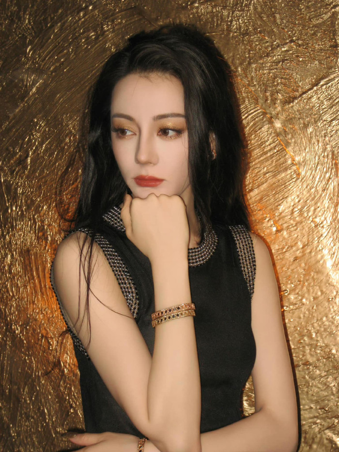 Là nữ chính của phim nhưng Địch Lệ Nhiệt Ba không có tiếng nói