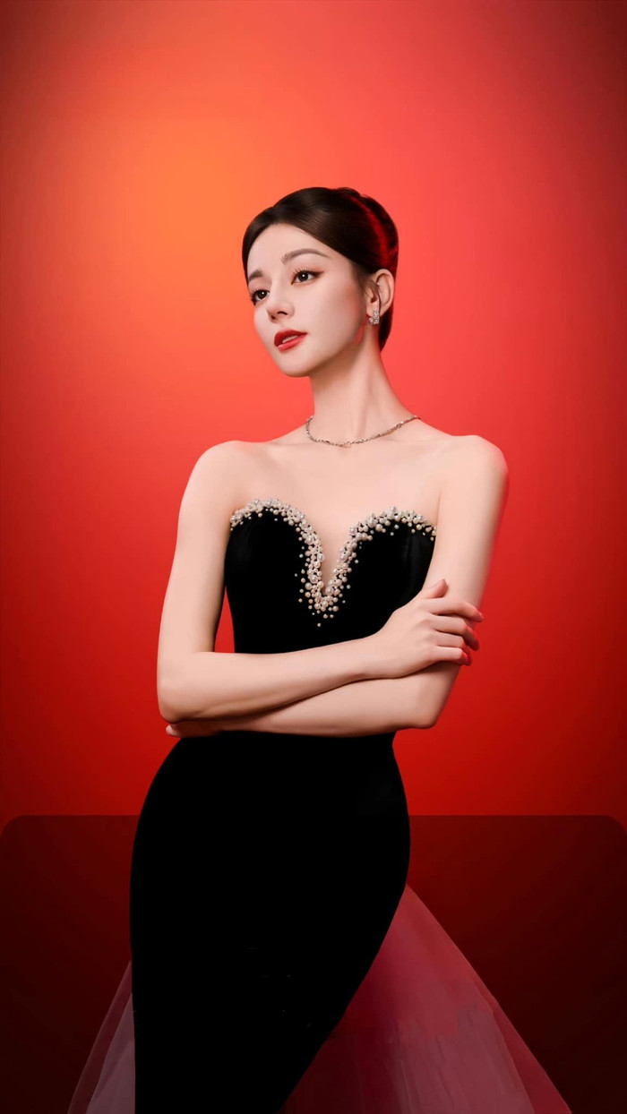 Địch Lệ Nhiệt Ba sở hữu nhan sắc xinh đẹp giúp thu hút lượng fan khủng