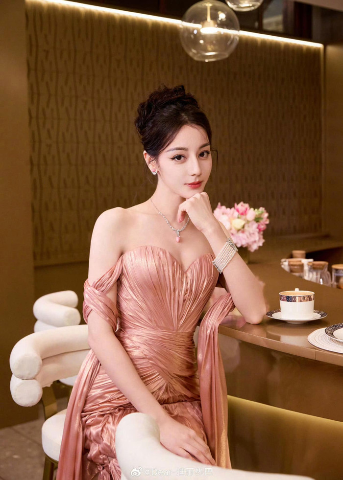 Địch Lệ Nhiệt Ba là nữ hoàng thảm đỏ thế hệ mới nhưng không có tác phẩm bảo chứng tên tuổi như Dương Mịch hay Phạm Băng Băng