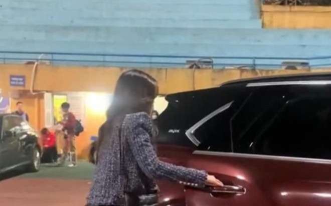 Con gái lại gần kiểm tra ô tô của bố, chết điếng với cảnh tượng kinh hoàng bên trong Ảnh 2