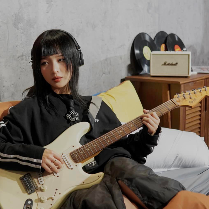 Lena đã lên tiếng phản hồi những thông tin đang lan truyền trên mạng xã hội liên quan đến 'Hội khăn giấy ướt'.