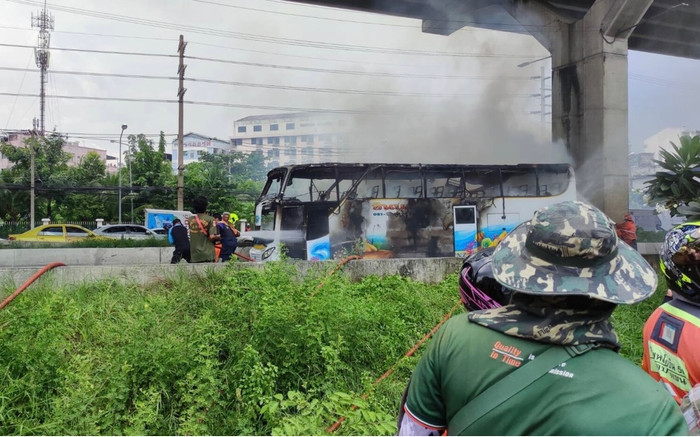 Ngọn lửa bùng lên từ phía sau xe và nhanh chóng bao trùm toàn bộ phương tiện (Ảnh: Khaosod)