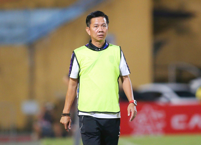 HLV Hoàng Anh Tuấn đúng ra có thể không chịu nỗi buồn trong ngày Bình Dương FC bại trận trước đội bóng của HLV Polking. Ảnh: CLB Bình Dương