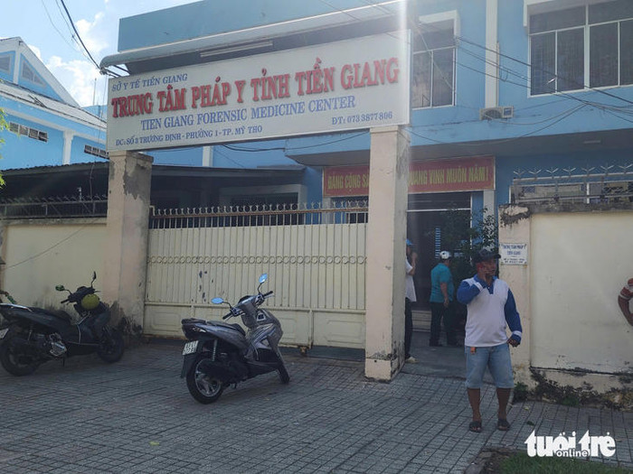 Nạn nhân đã được đưa đến bệnh viện để cứu chữa tuy nhiên đã không qua khỏi và tử vong. Ảnh: Tuổi Trẻ Online.
