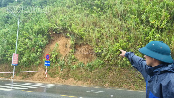 Nhiều điểm sạt kéo từ lưng đồi Nhạc Sơn xuống đến mặt đường Quốc lộ 4D.