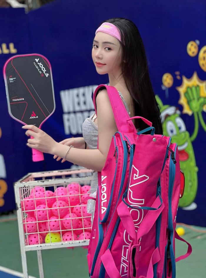 Quỳnh Kool cũng là nguồn cơn ttanh cãi suốt thời gian qua vì trang phục tập luyện chưa phù hợp.
