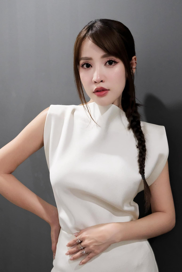 Puka chụp ảnh tạo dáng nhưng lại lấy tay che bụng. Ảnh: FBNV