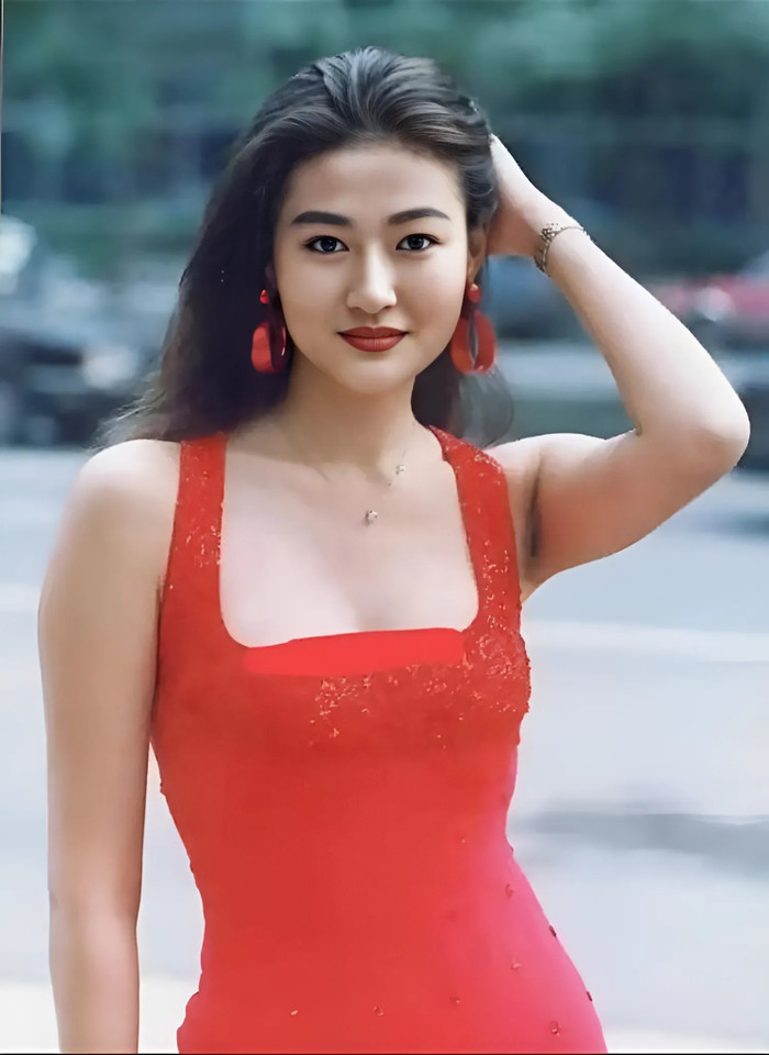 Chỉ có điều, nhan sắc tuyệt mỹ ấy của Trần Bảo Liên lại bị mẹ ruột lợi dụng để kiếm tiền.