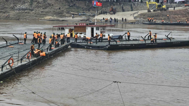 Cầu phao Phong Châu lắp hôm 29/9 (Ảnh: Người Lao Động)