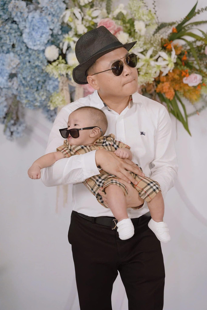Shark Bình khoe ảnh con trai sao y bản chính từ bố, còn hài hước ví như 2 anh em.